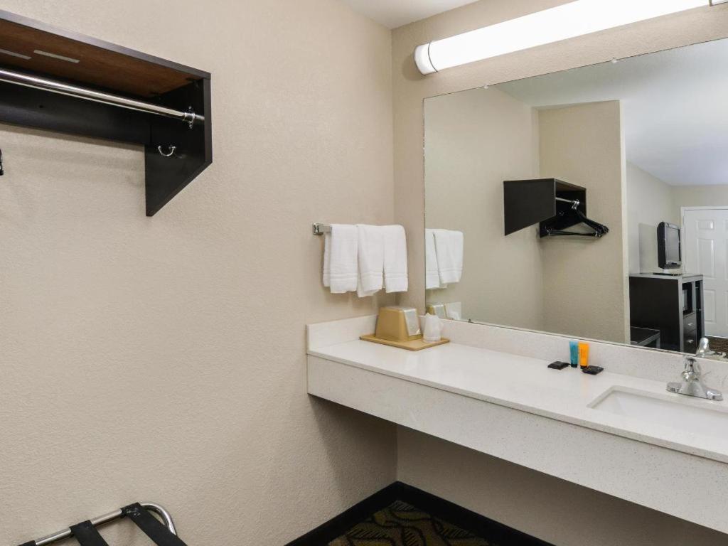 Americas Best Value Inn Pasadena Exterior photo