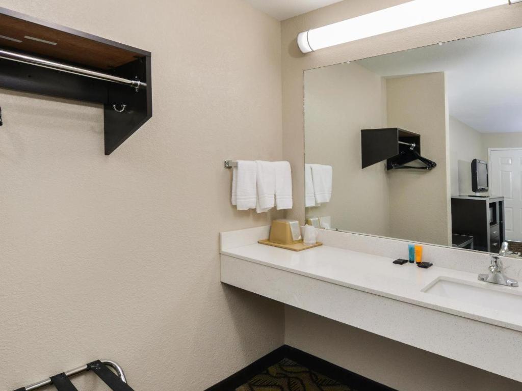 Americas Best Value Inn Pasadena Houston Exterior photo